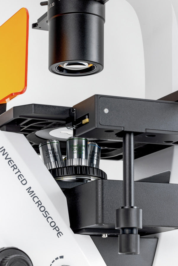 Inverted microscope condenser above stage and objectives